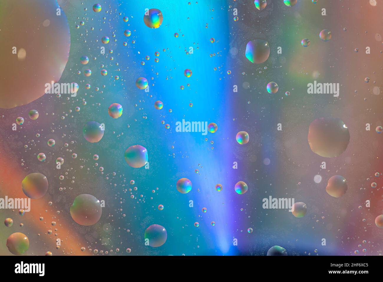 Bulles d'huile à la surface de l'eau, fond multicolore, image abstraite Banque D'Images
