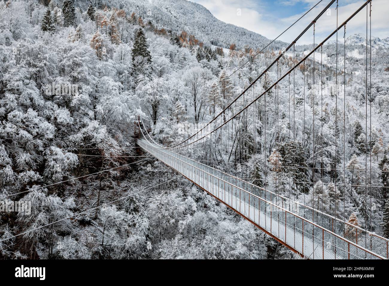 Italie, Vénétie, Belluno, municipalité de Longarone, neige sur le pont suspendu au-dessus de la gorge de la rivière Mae à Igne Banque D'Images