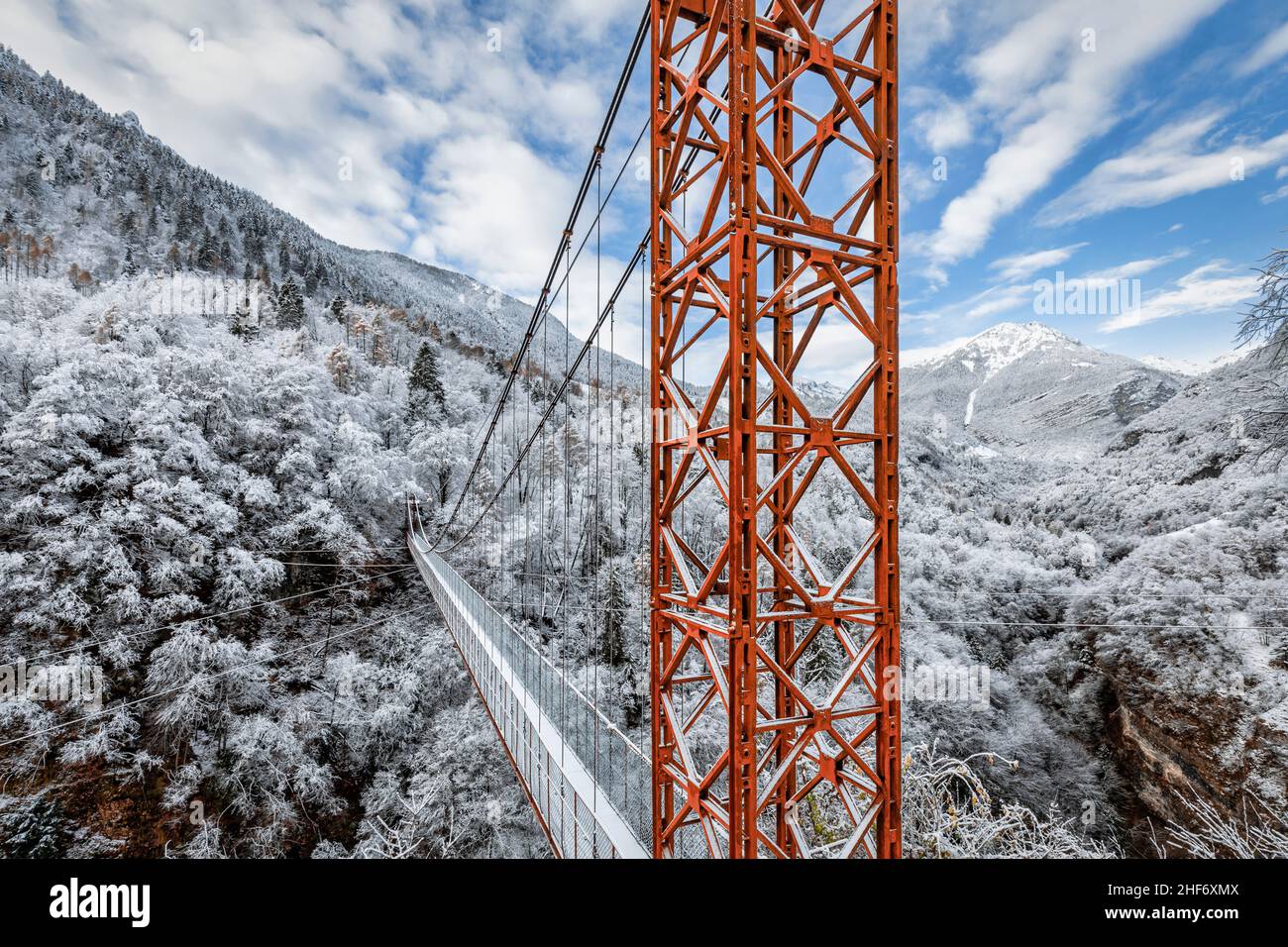 Italie, Vénétie, Belluno, municipalité de Longarone, neige sur le pont suspendu au-dessus de la gorge de la rivière Mae à Igne Banque D'Images