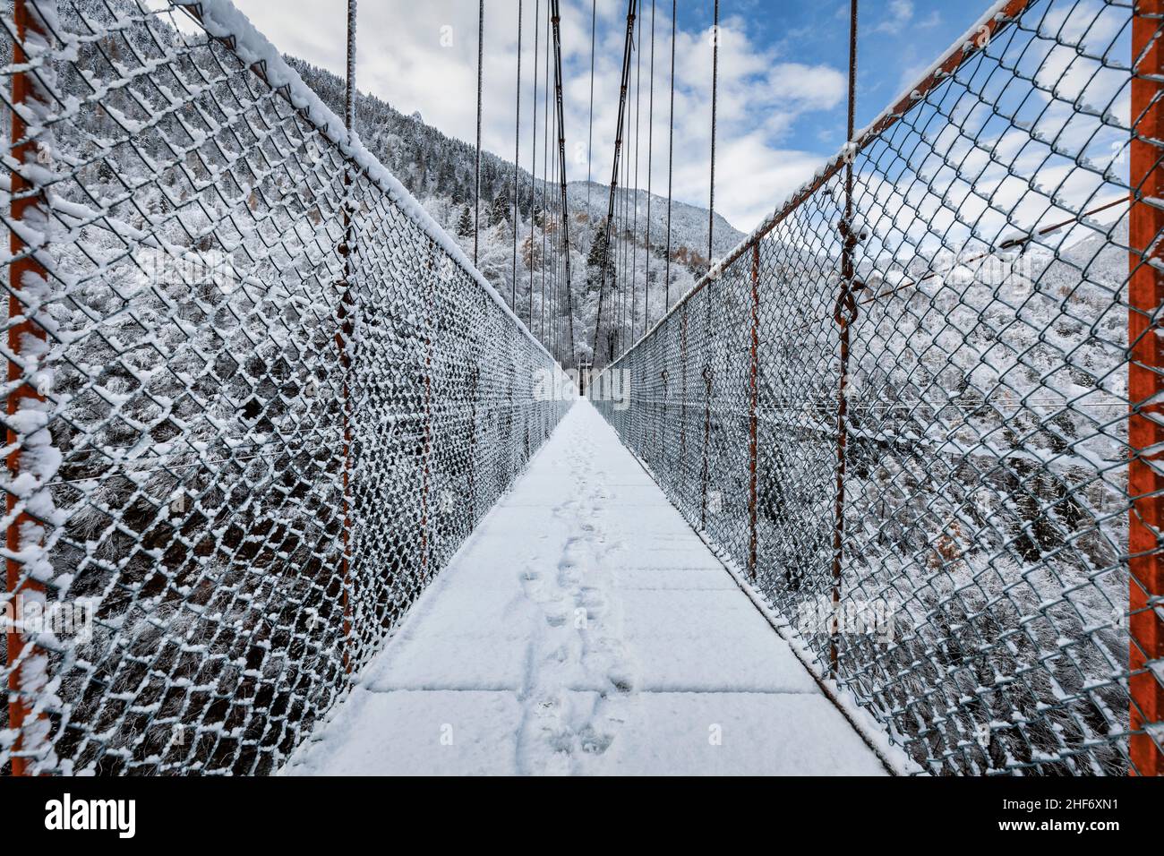 Italie, Vénétie, Belluno, municipalité de Longarone, neige sur le pont suspendu au-dessus de la gorge de la rivière Mae à Igne Banque D'Images