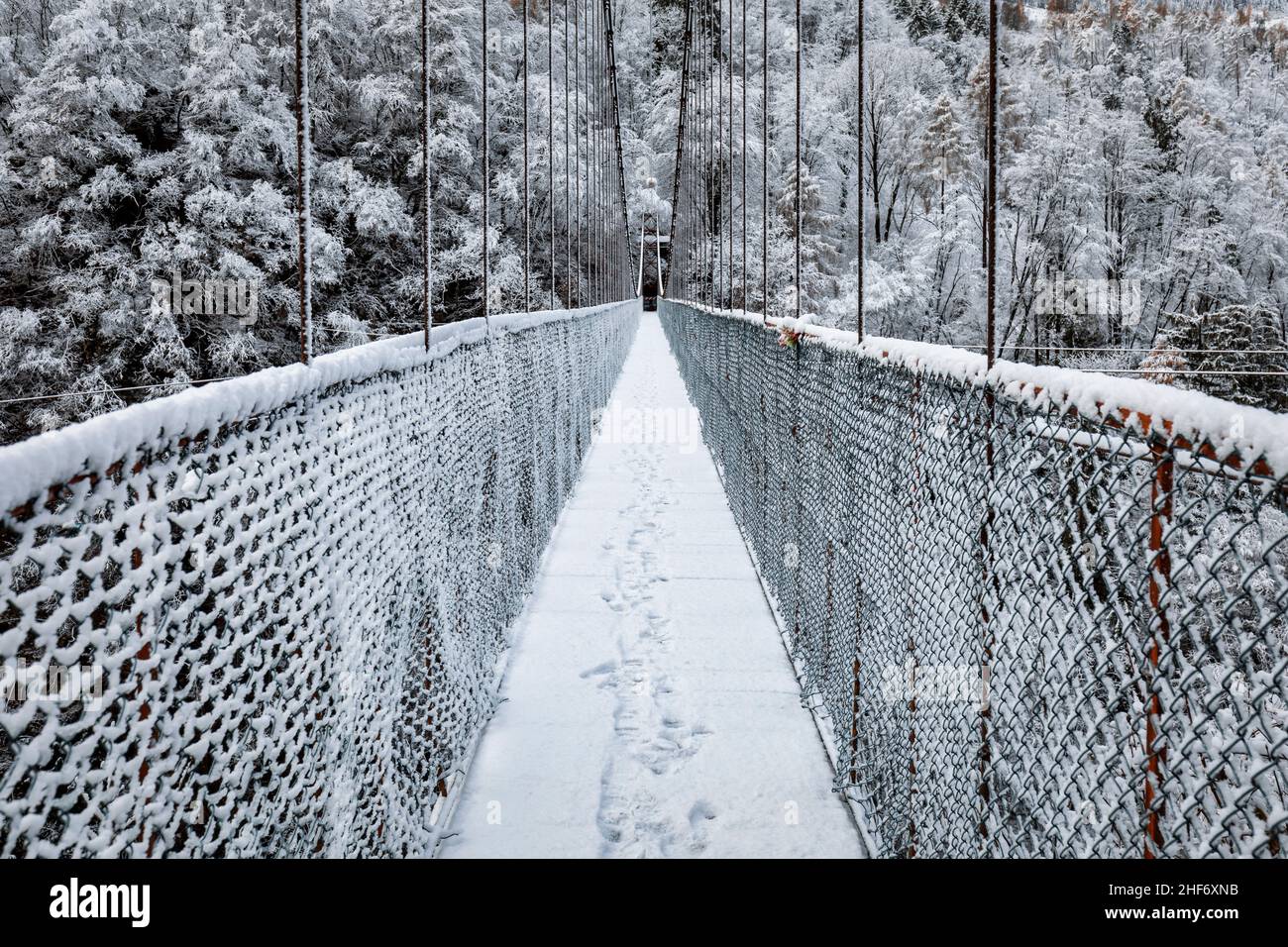 Italie, Vénétie, Belluno, municipalité de Longarone, neige sur le pont suspendu au-dessus de la gorge de la rivière Mae à Igne Banque D'Images