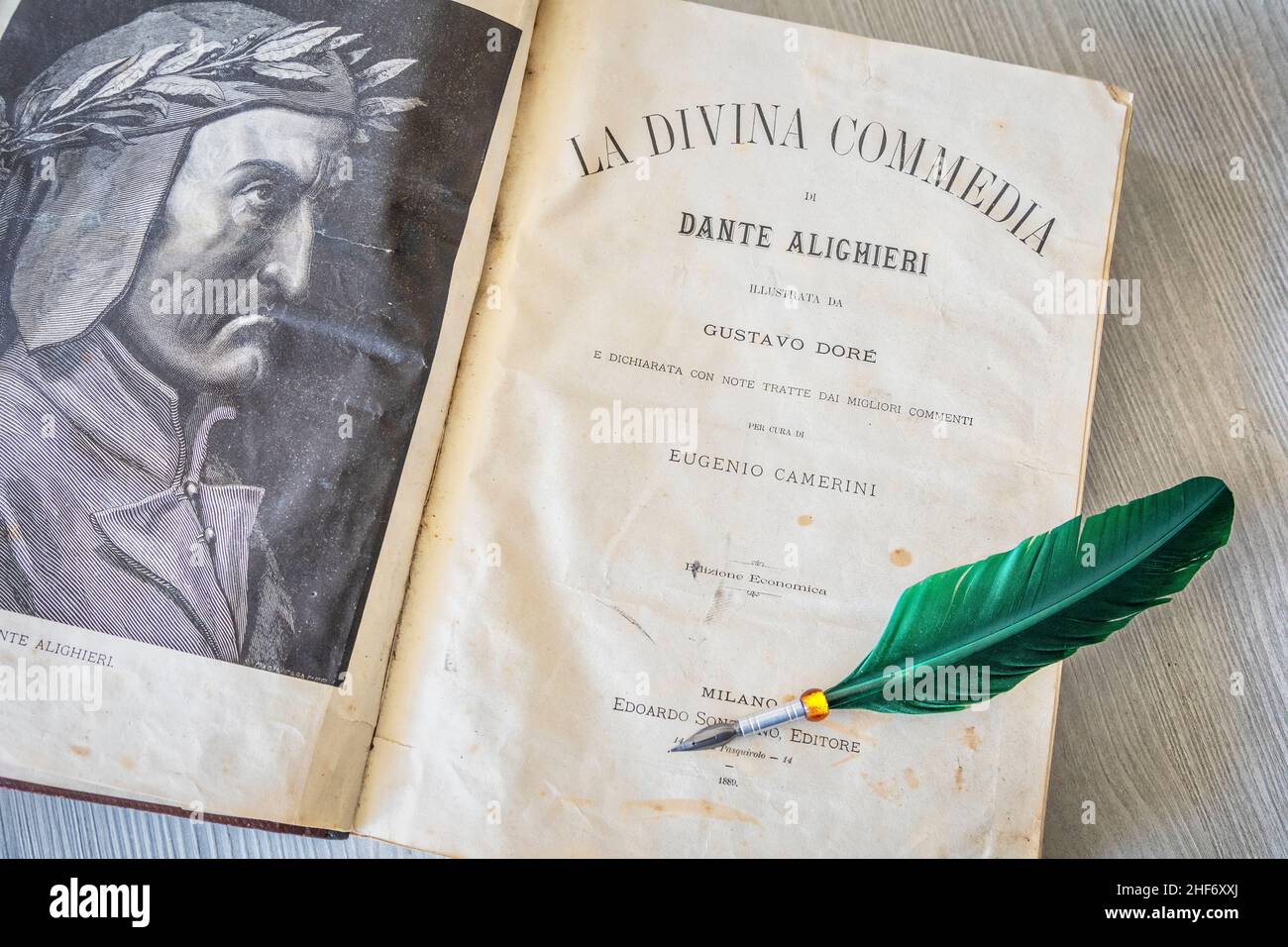 Divine Comedy, le poème narratif le plus célèbre du poète italien Dante Alighieri dans un livre édité en l'an 1889 Banque D'Images
