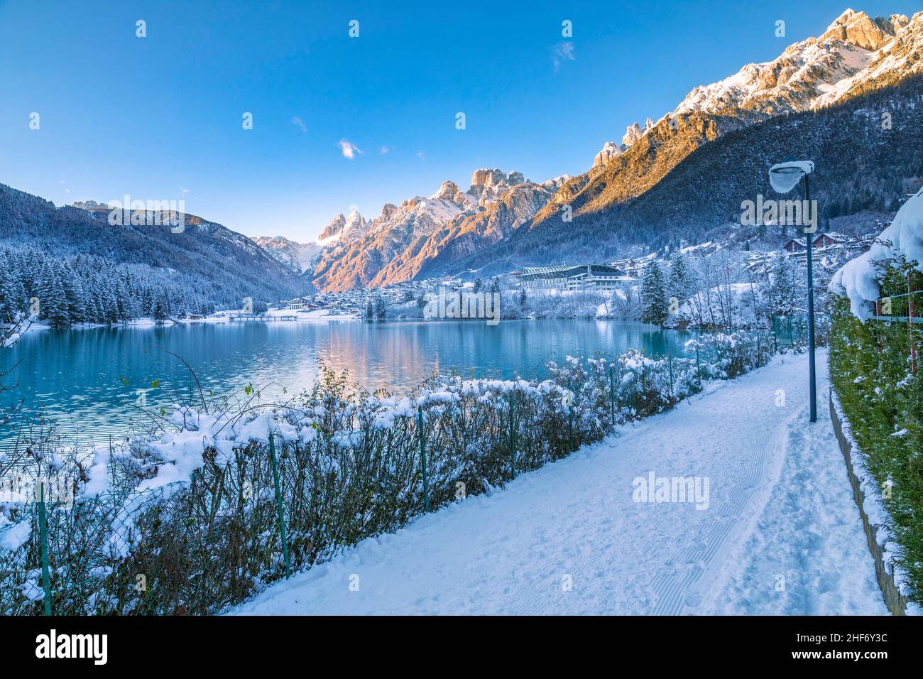 Italie, Vénétie, province de Belluno, Auronzo di Cadore, Dolomites,La ville d'Auronzo di Cadore sur le lac de Santa Caterina, en arrière-plan Tre Cime di Lavaredo et Croda dei Toni montagnes Banque D'Images