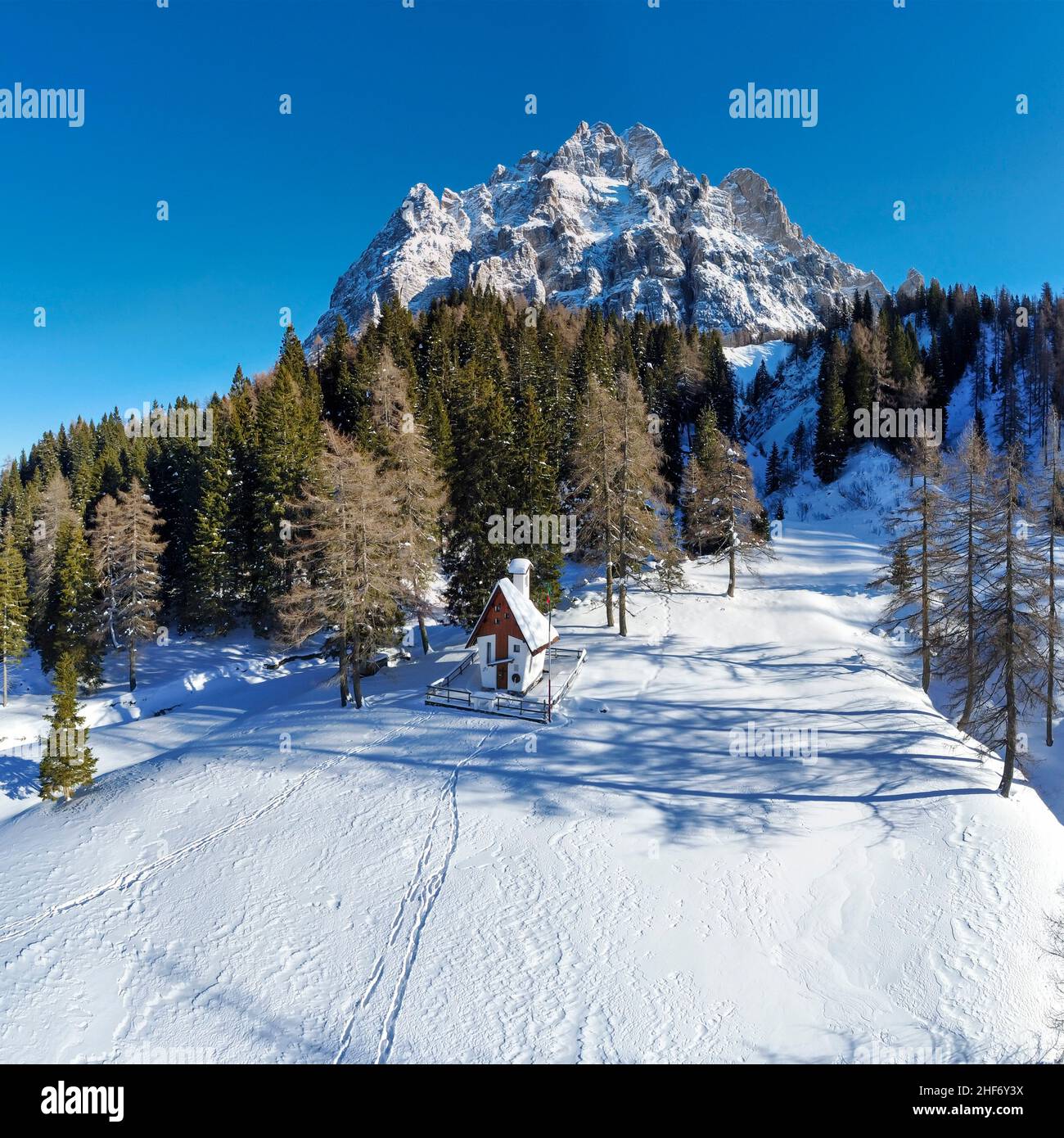 Italie, Vénétie, province de Belluno, la Valle Agordina, vue aérienne de la petite chapelle alpine au col de Duran en hiver Banque D'Images