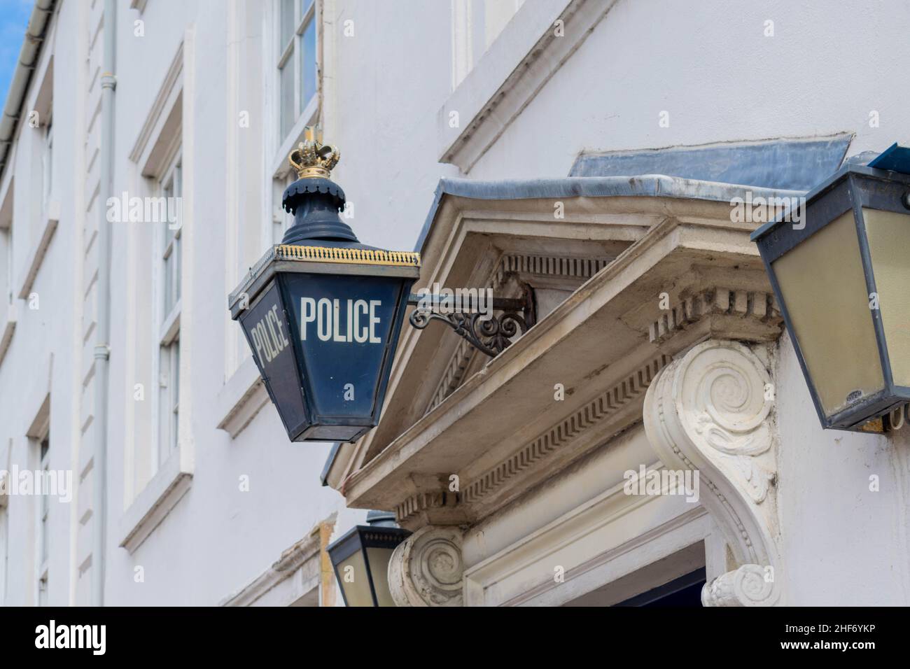 Vue rapprochée du poste de police dans le centre-ville de Durham, en Angleterre.Affiche suspendue bleue pour la police.Concept de justice, de protection de la police, de droit pénal, de défense.SP Banque D'Images