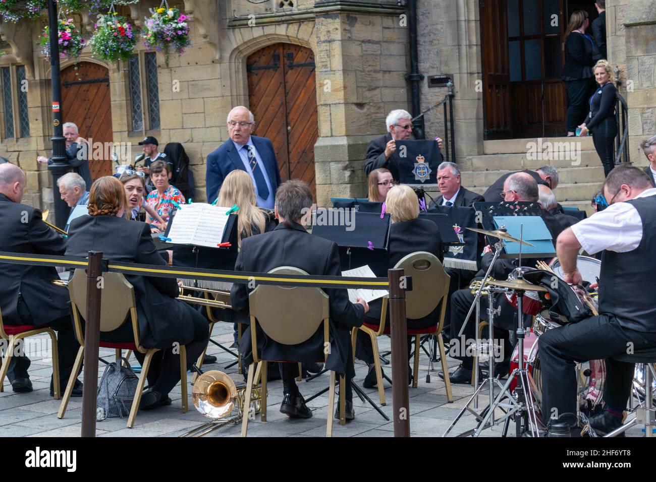 Durham, Royaume-Uni - 14th juillet 2019 : un groupe d'hommes et de femmes a présenté un spectacle en direct dans le centre-ville de Durham, Royaume-Uni.Jouer une variété d'instruments pour les locaux Banque D'Images