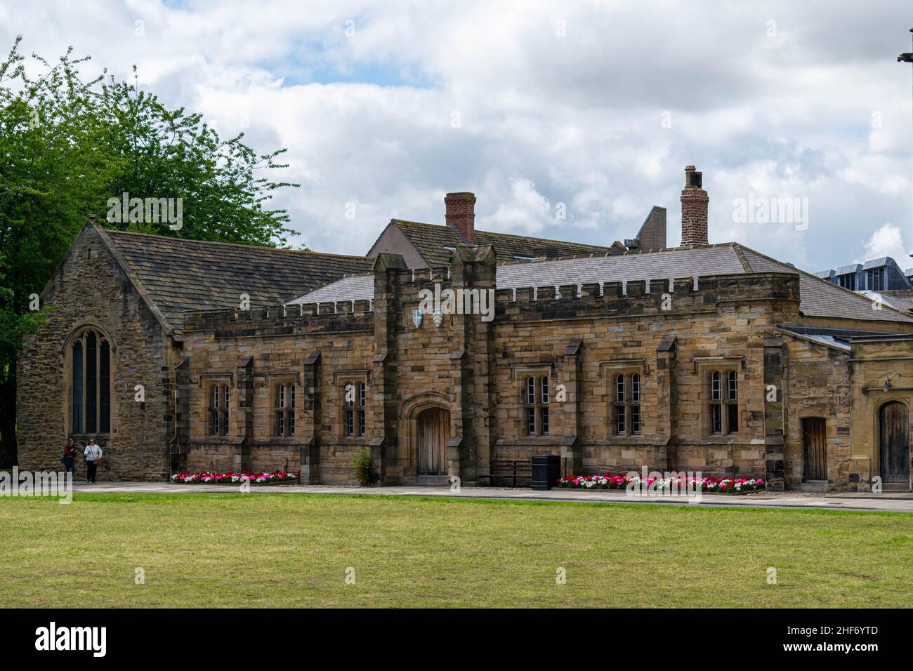 Durham, Royaume-Uni - 14th juillet 2019 : le château de Durham, à côté de la cathédrale de Durham, dans le centre-ville. De beaux bâtiments historiques sont actuellement utilisés pour l'hébergement Banque D'Images