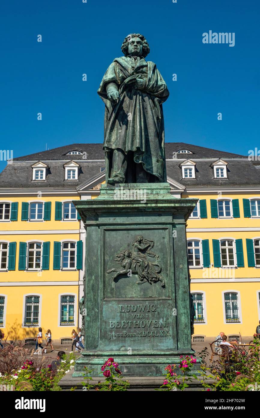 Monument Beethoven sur Münsterplatz, devant l'ancien bureau de poste principal, Bonn, vallée du Rhin, Rhénanie-du-Nord-Westphalie, Allemagne Banque D'Images