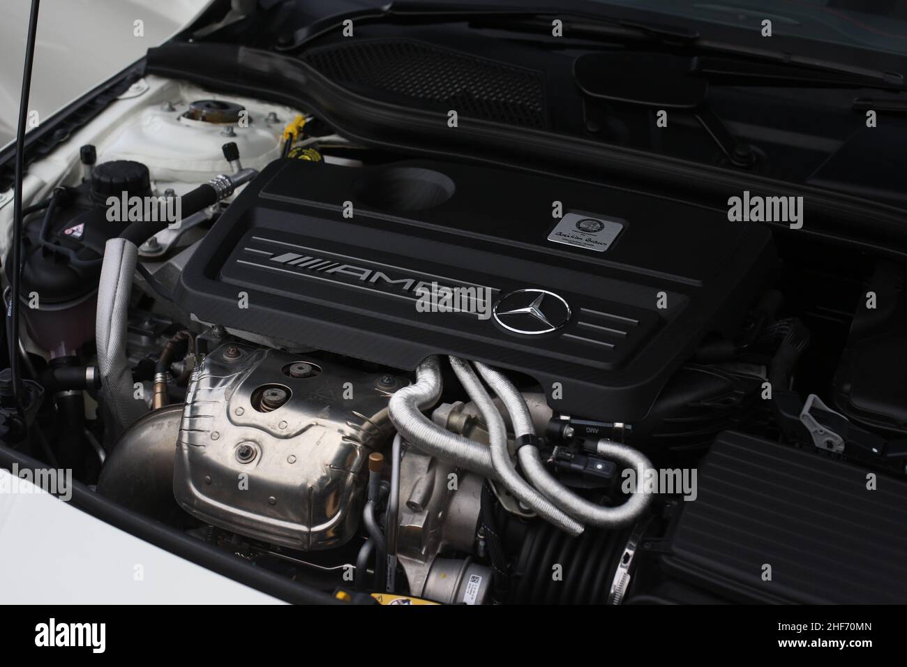 La plaque de marquage et de construction AMG sur le moteur d'Un moteur turbocompressé Mercedes Benz CLA45 M133 AMG 2015 Banque D'Images