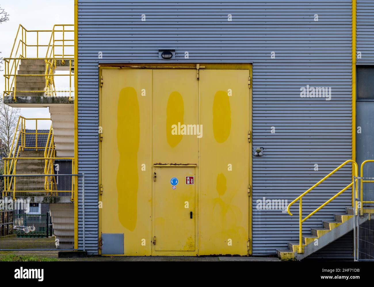 Serrure, porte jaune et escalier jaune, Banque D'Images