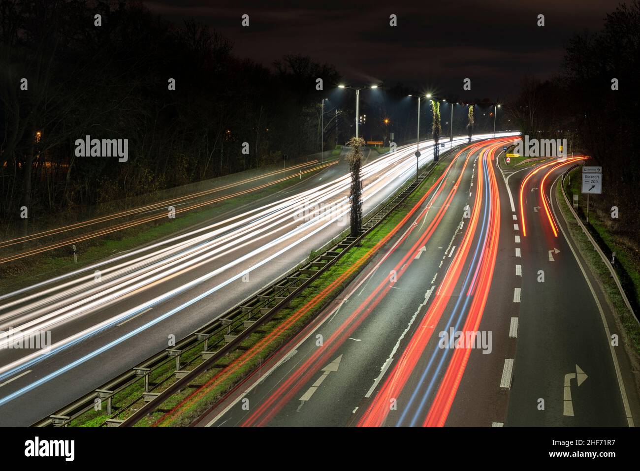 Allemagne, Saxe-Anhalt, Magdebourg, sentiers légers de voitures à l'heure de pointe du matin. Banque D'Images