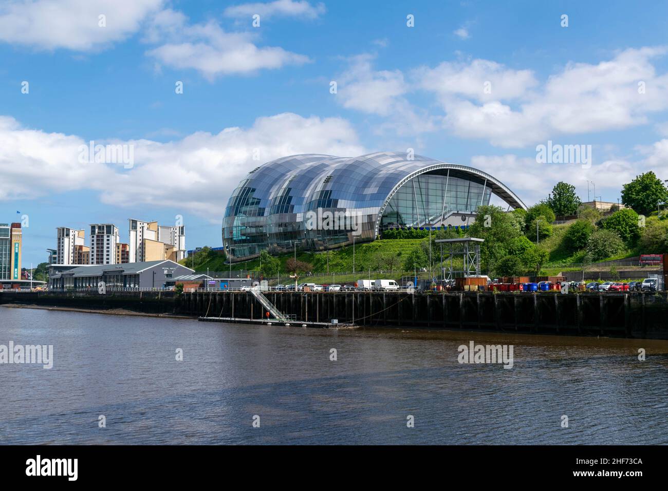 Newcastle, Royaume-Uni - 7 mai 2019 : sage Gateshead.Centre culturel avec concerts de musique et événements artistiques.Sur la rivière Tyne, à côté du célèbre pont Tyne, Swing Banque D'Images