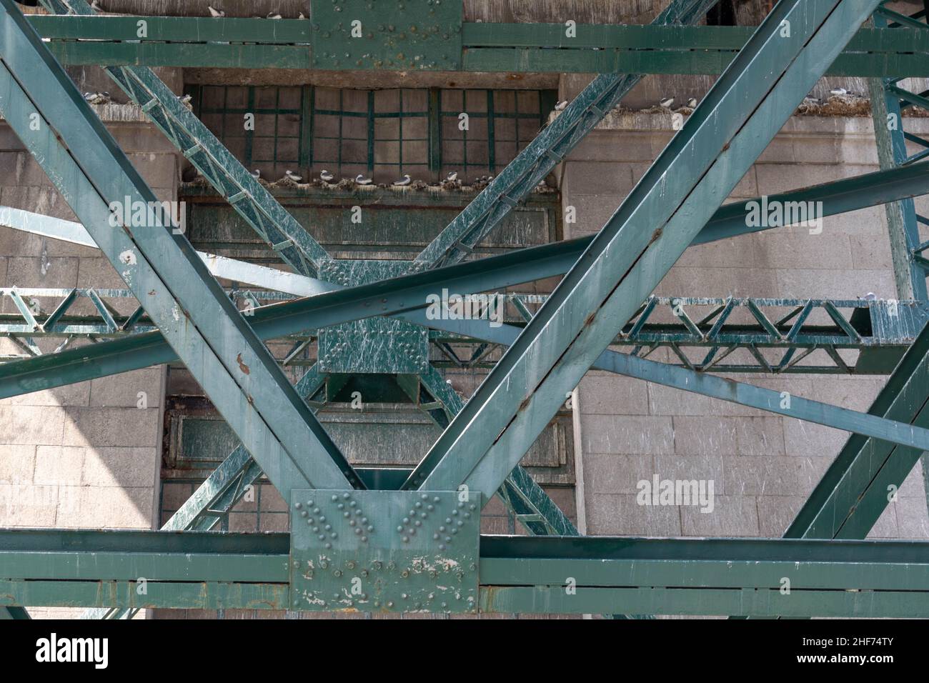 Newcastle, Royaume-Uni - 7 juillet 2019 : sous le pont Tyne, pont traversant la rivière Tyne, dans le nord-est de l'Angleterre, reliant Newcastle à Ty Banque D'Images