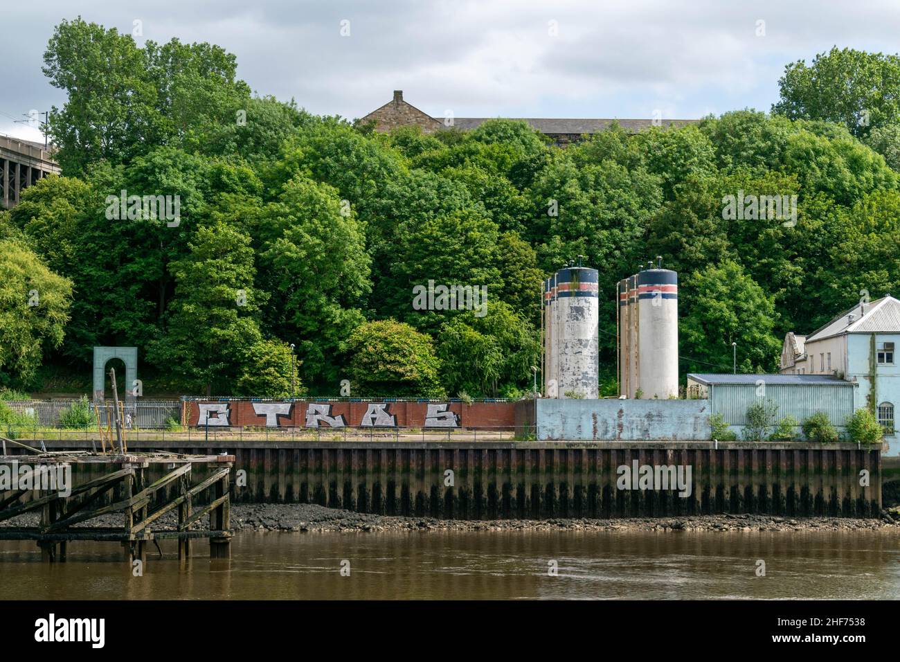 Newcastle, Royaume-Uni - 7 mai 2019: Brett Oils on Gateshead Quayside stands sous l'ombre du pont de haut niveau.Récemment acquis pour être développé dans Banque D'Images
