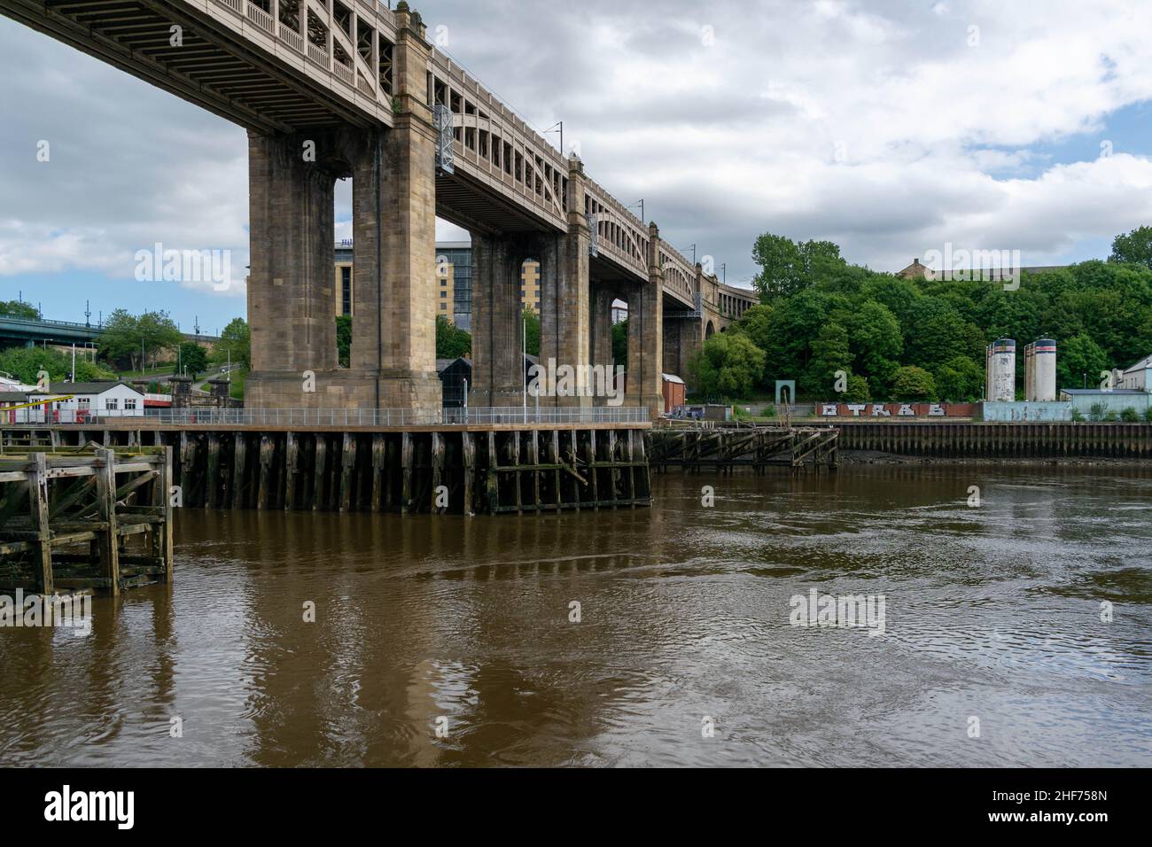 Newcastle, Royaume-Uni - 7 mai 2019: Brett Oils on Gateshead Quayside stands sous l'ombre du pont de haut niveau.Récemment acquis pour être développé dans Banque D'Images