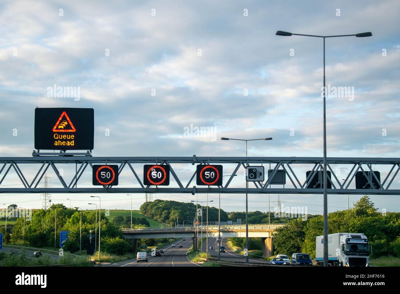 Royaume-Uni - 19th juin 2019: Limitation de vitesse variable: Une restriction flexible sur la vitesse à laquelle les automobilistes peuvent conduire sur un tronçon de route.La vitesse li Banque D'Images