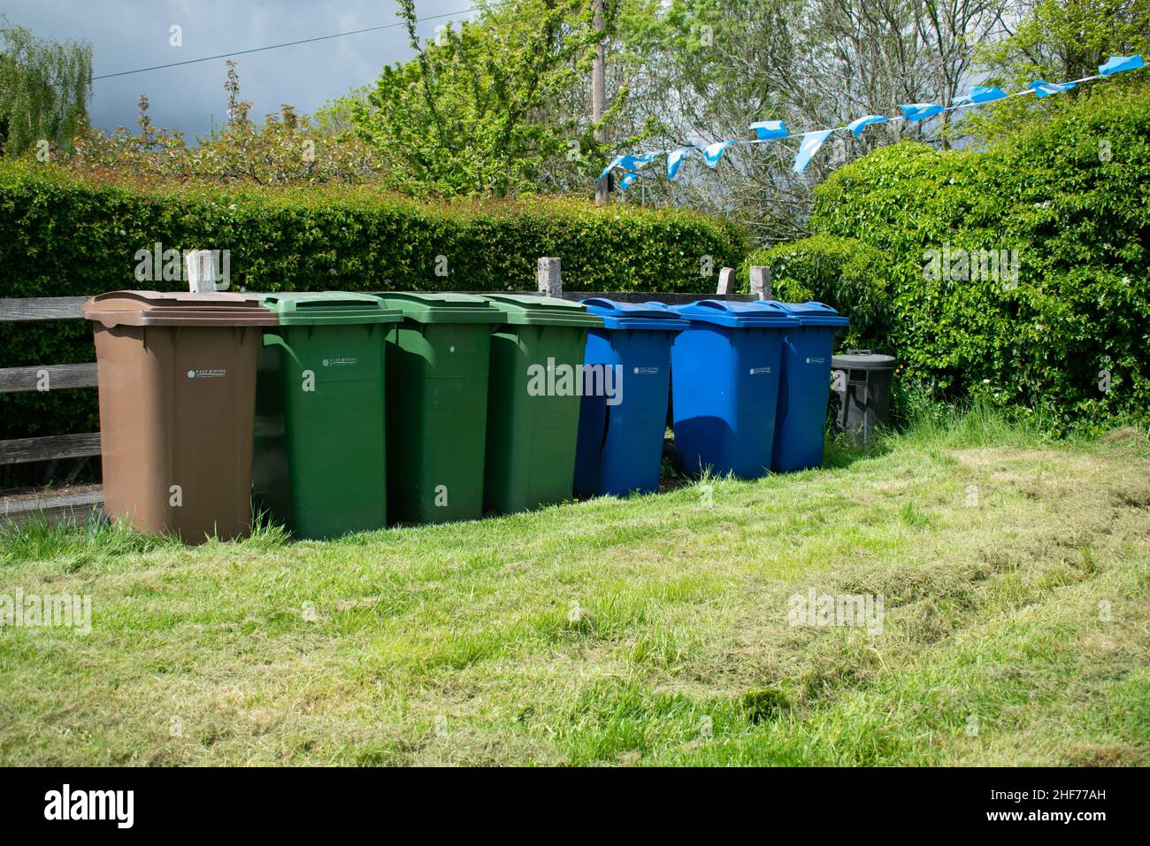 Poubelles de recyclage britanniques - responsabilité de la séparation pour le recyclage du plastique, des canettes, du verre et des déchets généraux. Nettoyez après vous Banque D'Images