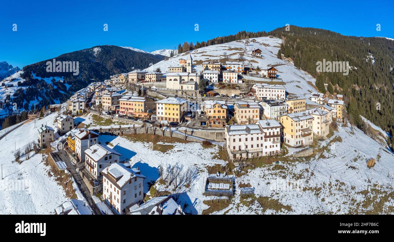 Italie, Vénétie, Belluno, San Nicolo di Comelico, le village de Costa avec maisons et petite église, Dolomites Banque D'Images