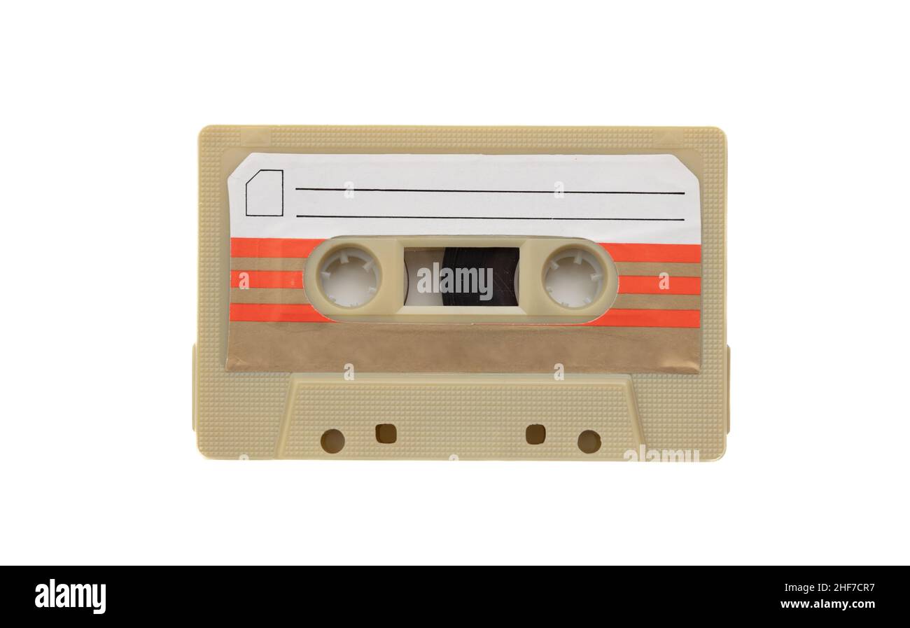 Cassette audio avec étiquette vierge isolée sur fond blanc.Musique et son vintage, chanson rétro 80s Banque D'Images