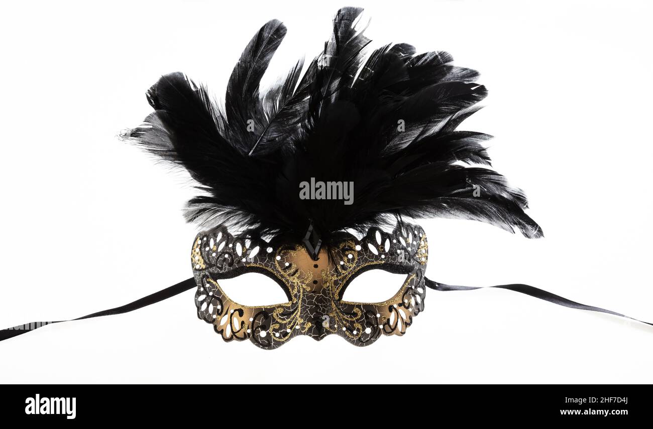 Masque de carnaval isolé sur fond blanc, théâtre vénitien femelle, couleur dorée avec plume noire décoration mascarade, vue de face Banque D'Images