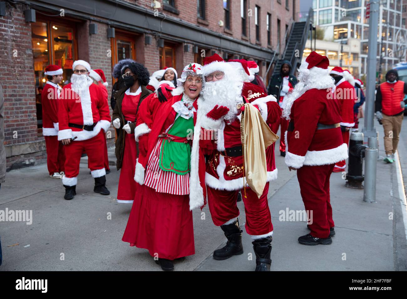 USA, New York City, Manhattan, Greenwich Village, Santa clauses devant un bâtiment Banque D'Images