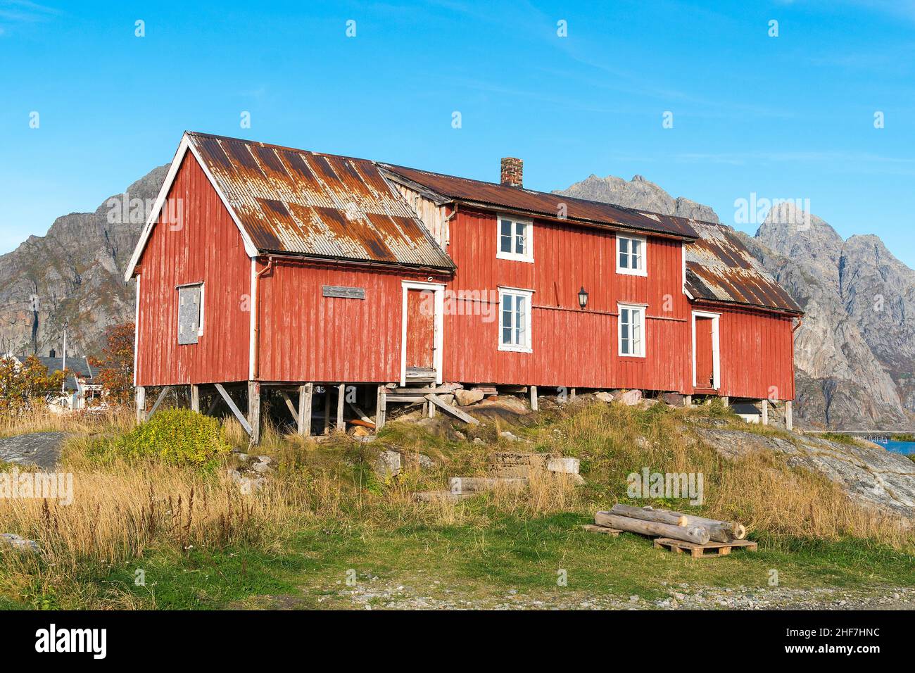 Norvège, Lofoten, Austvågøya, Henningsvær, maison en bois à rénover Banque D'Images