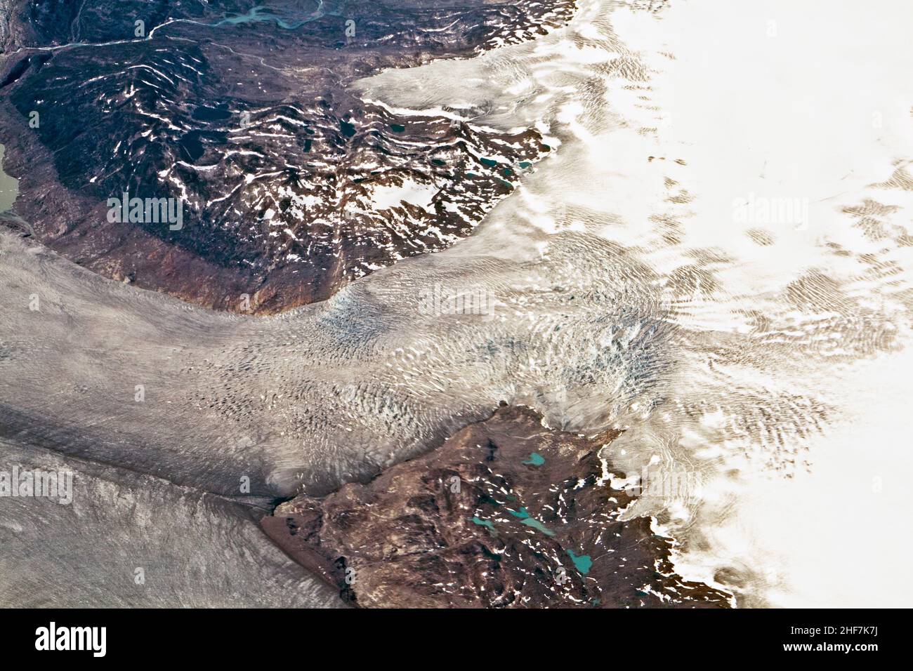 Vue sur les oiseaux depuis l'avion jusqu'aux glaciers et aux montagnes de la région arctique autour du groenland, dans la baie de Muffin Banque D'Images