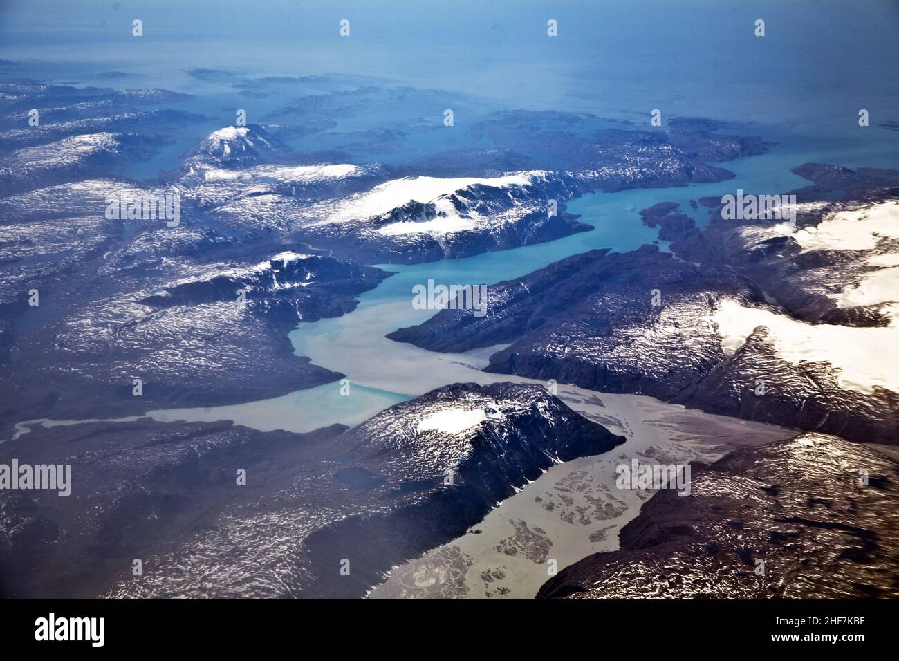 Vue sur les oiseaux depuis l'avion jusqu'aux glaciers et aux montagnes de la région arctique autour du groenland, dans la baie de Muffin Banque D'Images