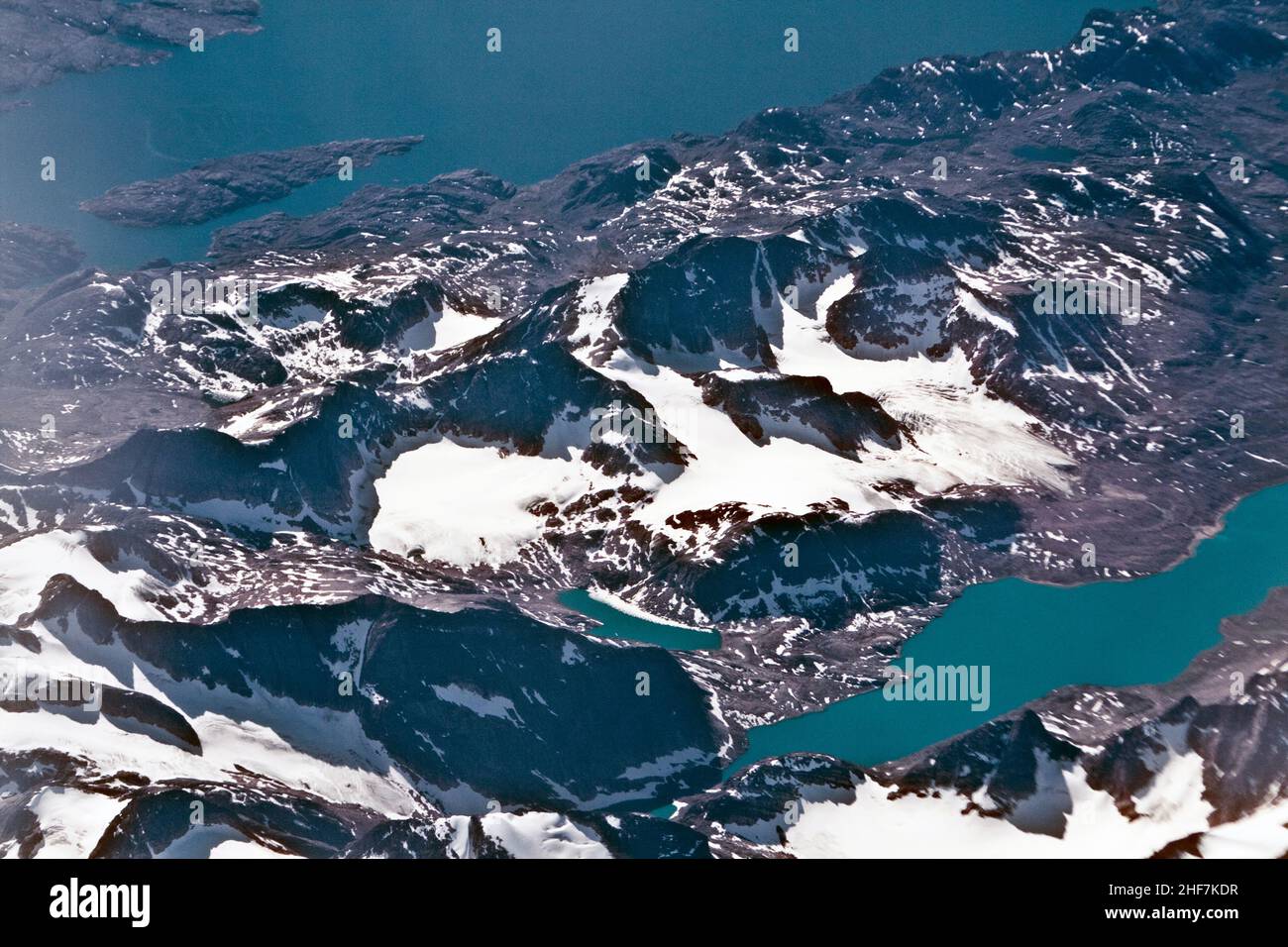 Vue sur les oiseaux depuis l'avion jusqu'aux glaciers et aux montagnes de la région arctique autour du groenland, dans la baie de Muffin Banque D'Images