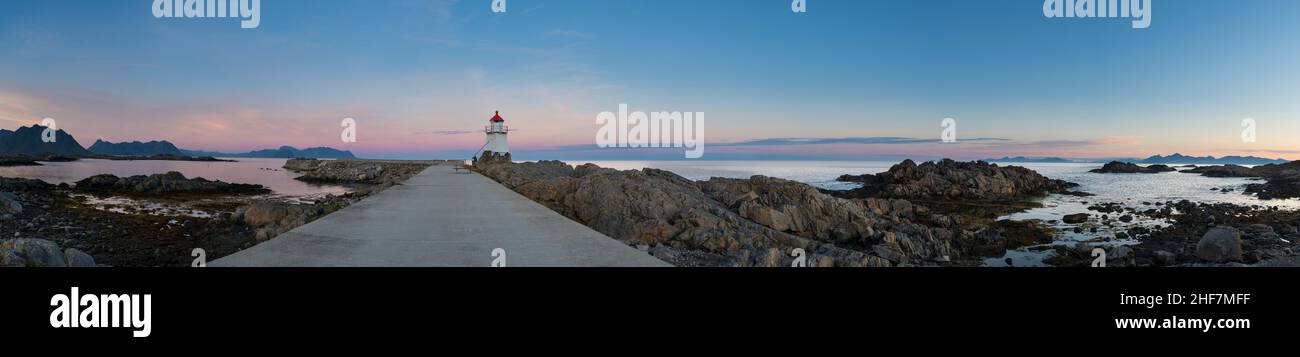 Panorama, Norvège, Lofoten, Austvågøya, village de pêcheurs Laukvik,phare, lumière du matin Banque D'Images
