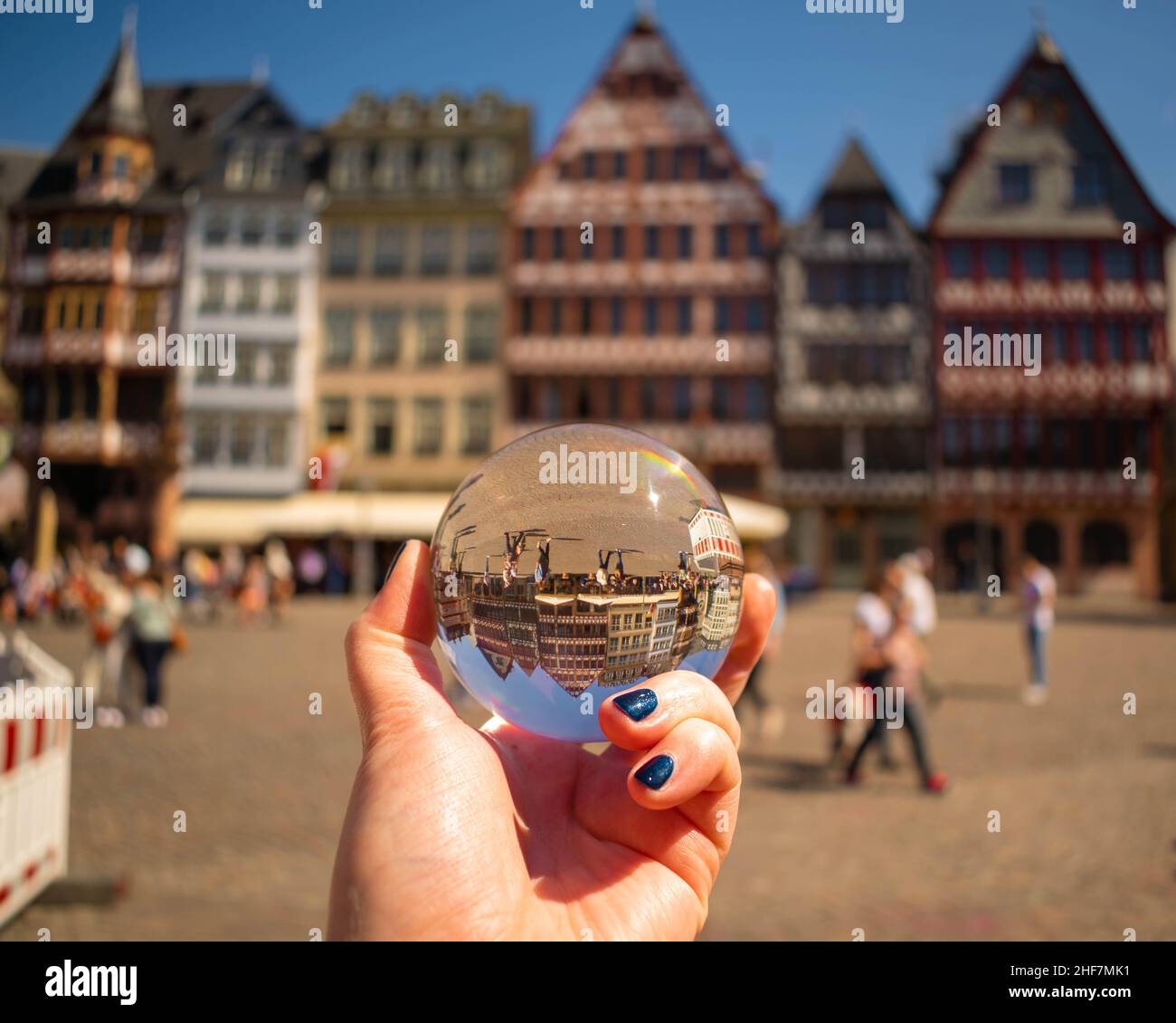 Maisons colorées en demi-bois à Francfort à travers une boule de verre donnant un effet boule de neige Banque D'Images