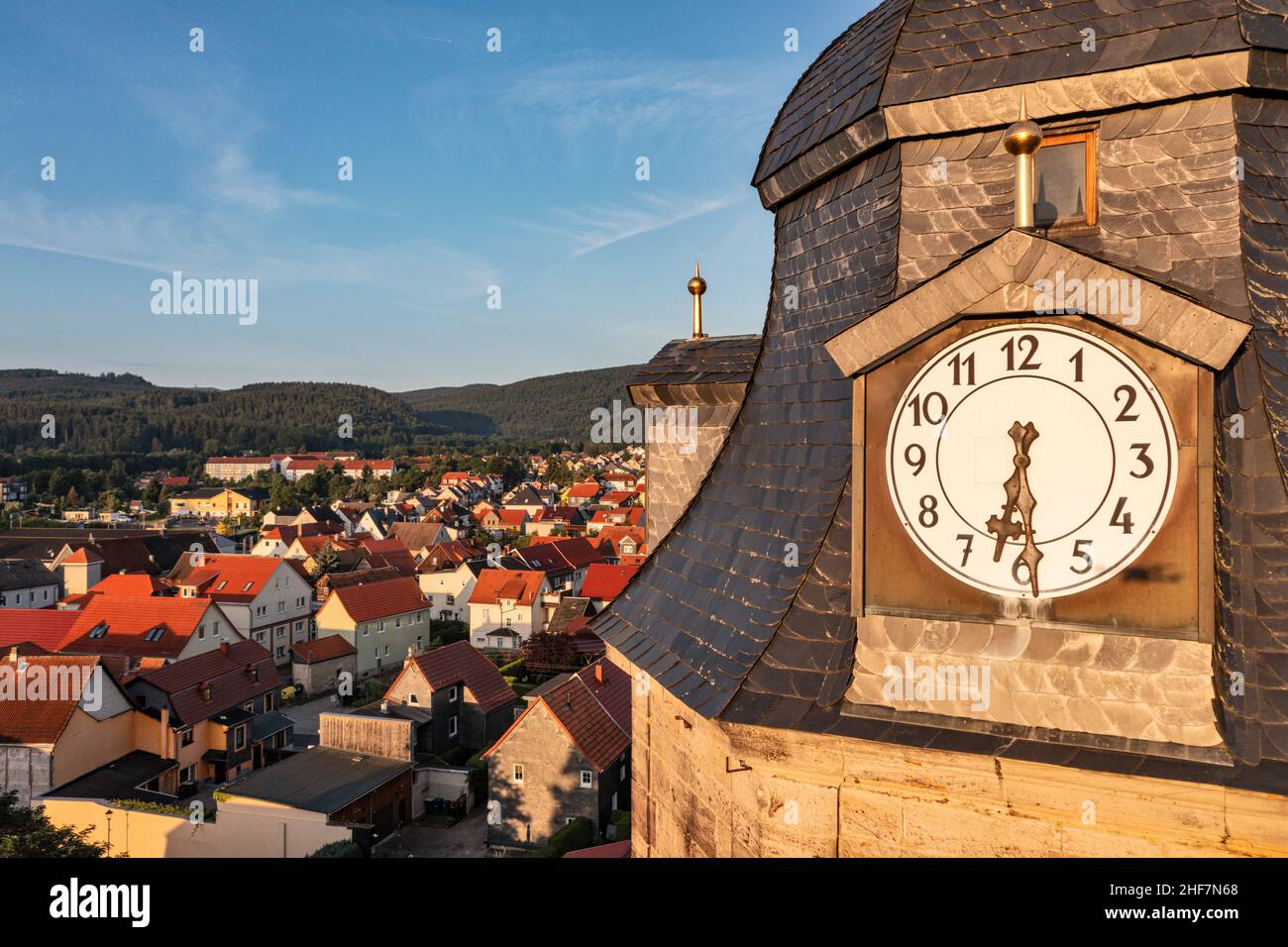 Allemagne, Thuringe, communauté rurale Geratal, Graefenroda, horloge de l'église,village, maisons Banque D'Images