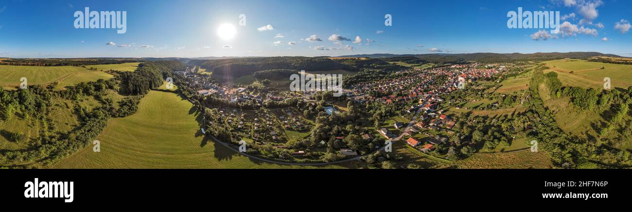 Allemagne, Thuringe, communauté rurale Geratal, Graefenroda, village,maisons, vallée, montagnes, forêt, soleil,partiellement rétro-éclairage, panorama à 360° Banque D'Images