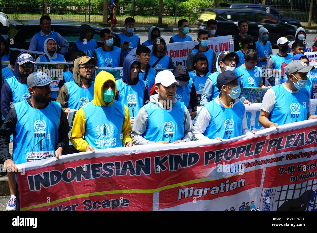 Makassar, Indonésie.11th janvier 2022.Des centaines d'immigrants d'Afghanistan ont protesté pour que leurs droits soient immédiatement envoyés dans des pays tiers après avoir été bloqués en Indonésie pendant des années devant la Tour Bosowa, à Makassar, qui est le bureau du HCR (Haut Commissariat des Nations Unies pour les réfugiés).Les réfugiés n'ont pas accès à l'emploi ou à l'éducation.11 janvier 2022.(Photo de Herwin Bahar/Pacific Press/Sipa USA) crédit: SIPA USA/Alay Live News Banque D'Images