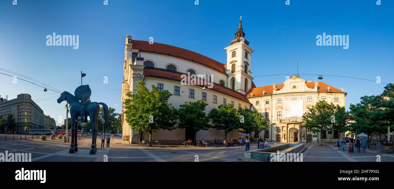 Brno (Brünn), statue équestre « courage », place Moravie (Moravske namesti), Kostel sv baroque de Jan Krtitel Erna.Tomase (église Saint-Thomas) à Jihomoravsky, Moravie du Sud, Südmähren, Tchèque Banque D'Images