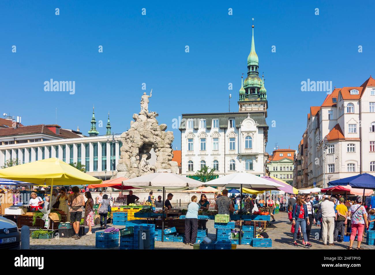 Brno (Brünn), marché aux légumes, ancienne tour de l'hôtel de ville, fontaine Parnas à Jihomoravsky, Moravie du Sud, Südmähren, Tchèque Banque D'Images