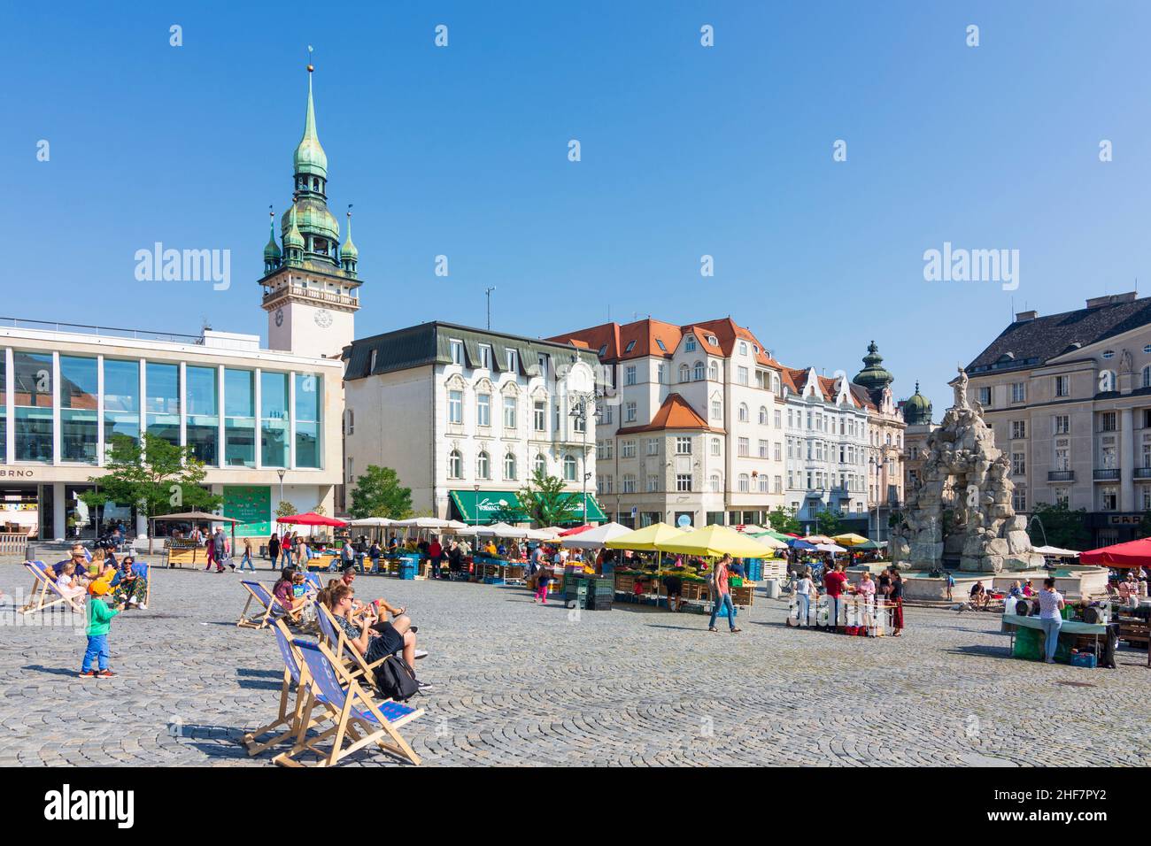 Brno (Brünn), marché aux légumes, ancienne tour de l'hôtel de ville, fontaine Parnas, personnes dans des chaises longues à Jihomoravsky, Moravie du Sud, Südmähren, Tchèque Banque D'Images