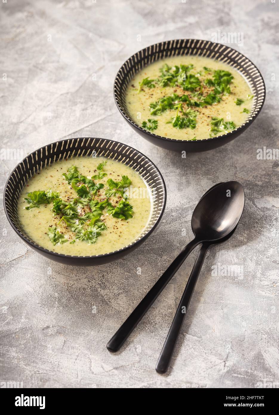 Soupe à la crème de brocoli maison sur fond clair. Banque D'Images