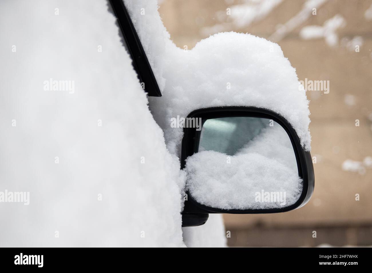 Rétroviseur intérieur couvert de neige en hiver. Banque D'Images