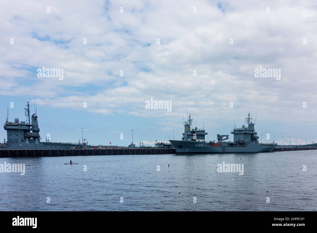 Kiel, navire de ravitaillement de classe Elbe de type 404 de la Marine allemande dans le port de la Marine à Ostsee (mer Baltique), Schleswig-Holstein, Allemagne Banque D'Images