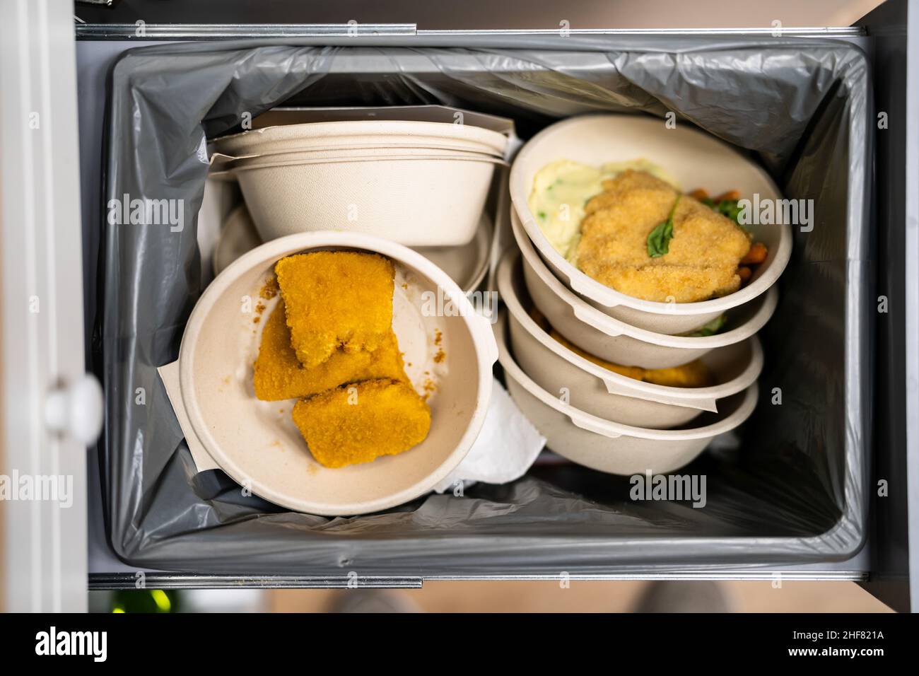 Jetez les restes d'aliments dans la poubelle ou la poubelle Banque D'Images
