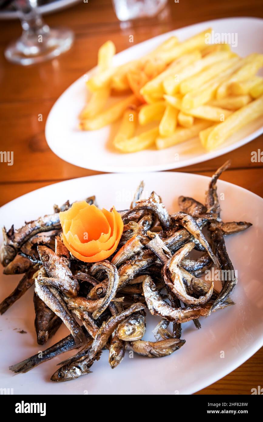Plat roumain d'anchois grillés avec frites, cuisine traditionnelle roumaine de fruits de mer sur la mer Noire, mangalia. Banque D'Images