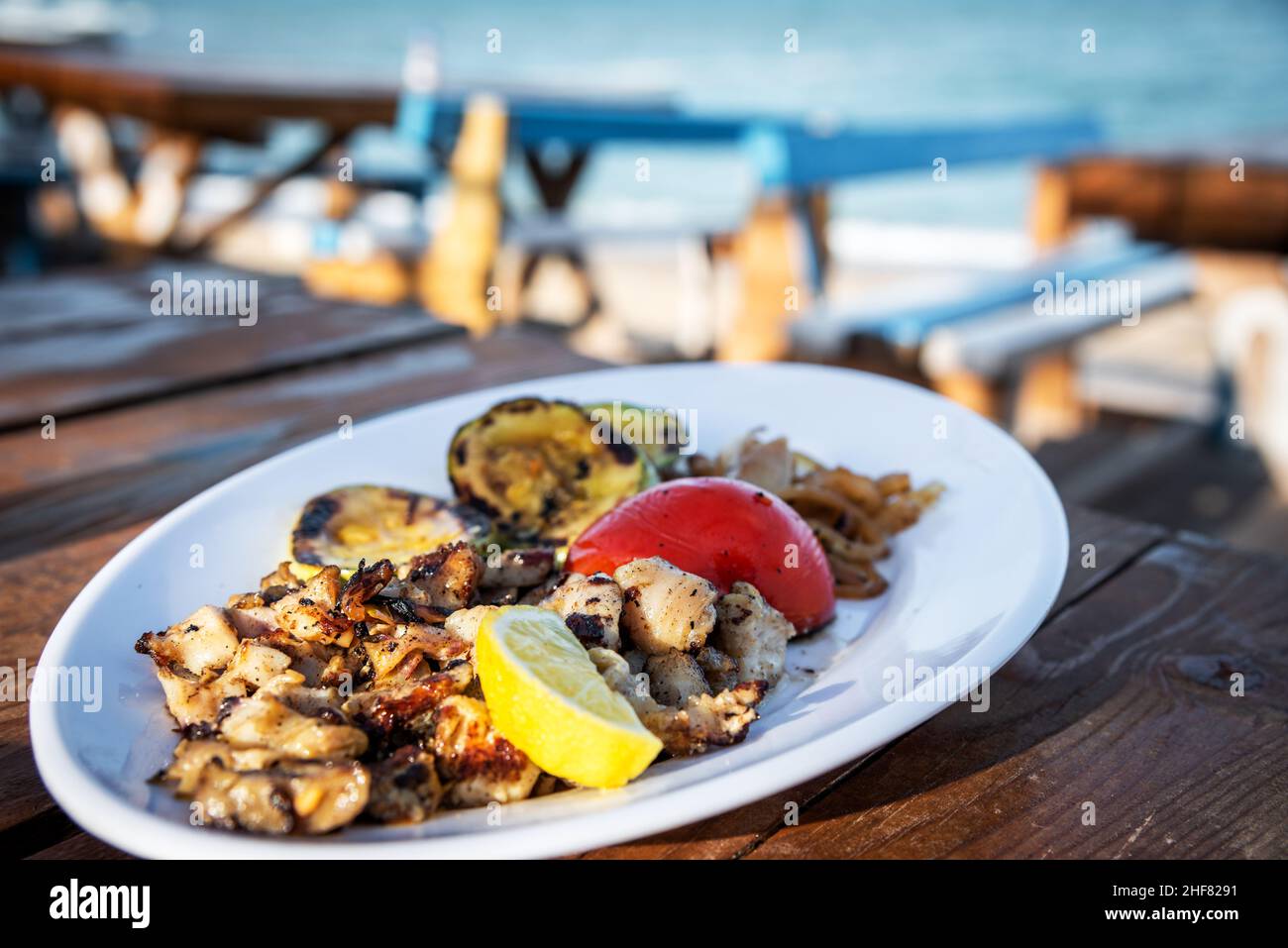 Le restaurant Vama Veche, Roumanie, sert du rapana grillé et des fruits de mer traditionnels roumains sur la mer Noire. Banque D'Images