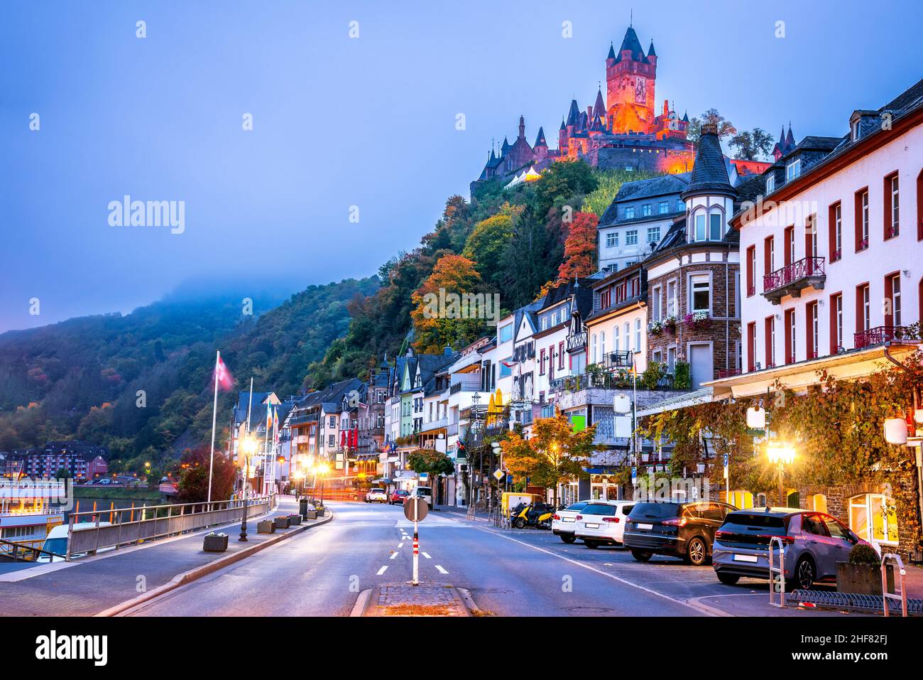 Cochem, Allemagne.Ville historique romantique sur la vallée de la Moselle, Rhénanie-Palatinat dans les couleurs rouges de l'automne Banque D'Images