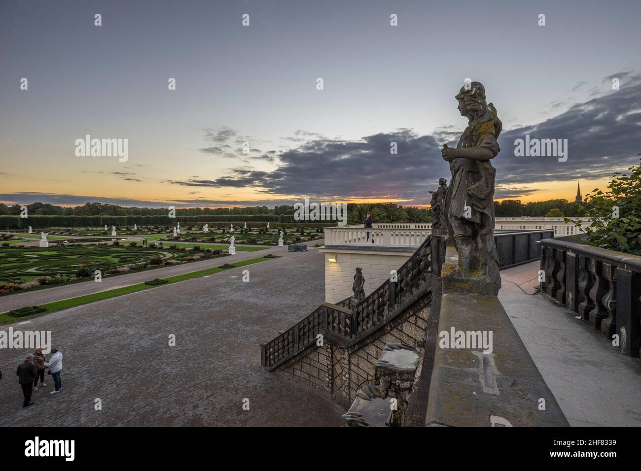 Allemagne, Basse-Saxe, Hanovre, figure sur la cascade des jardins de Herrenhausen dans la soirée Banque D'Images