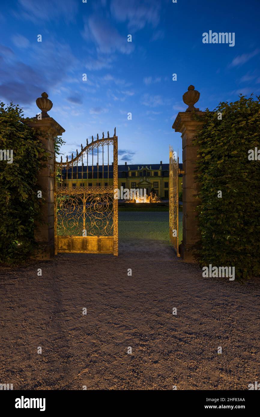 Allemagne, Basse-Saxe, Hanovre, porte et fontaine Neptune dans le parterre orange des jardins de Herrenhausen dans la soirée, dans la galerie d'arrière-plan Banque D'Images