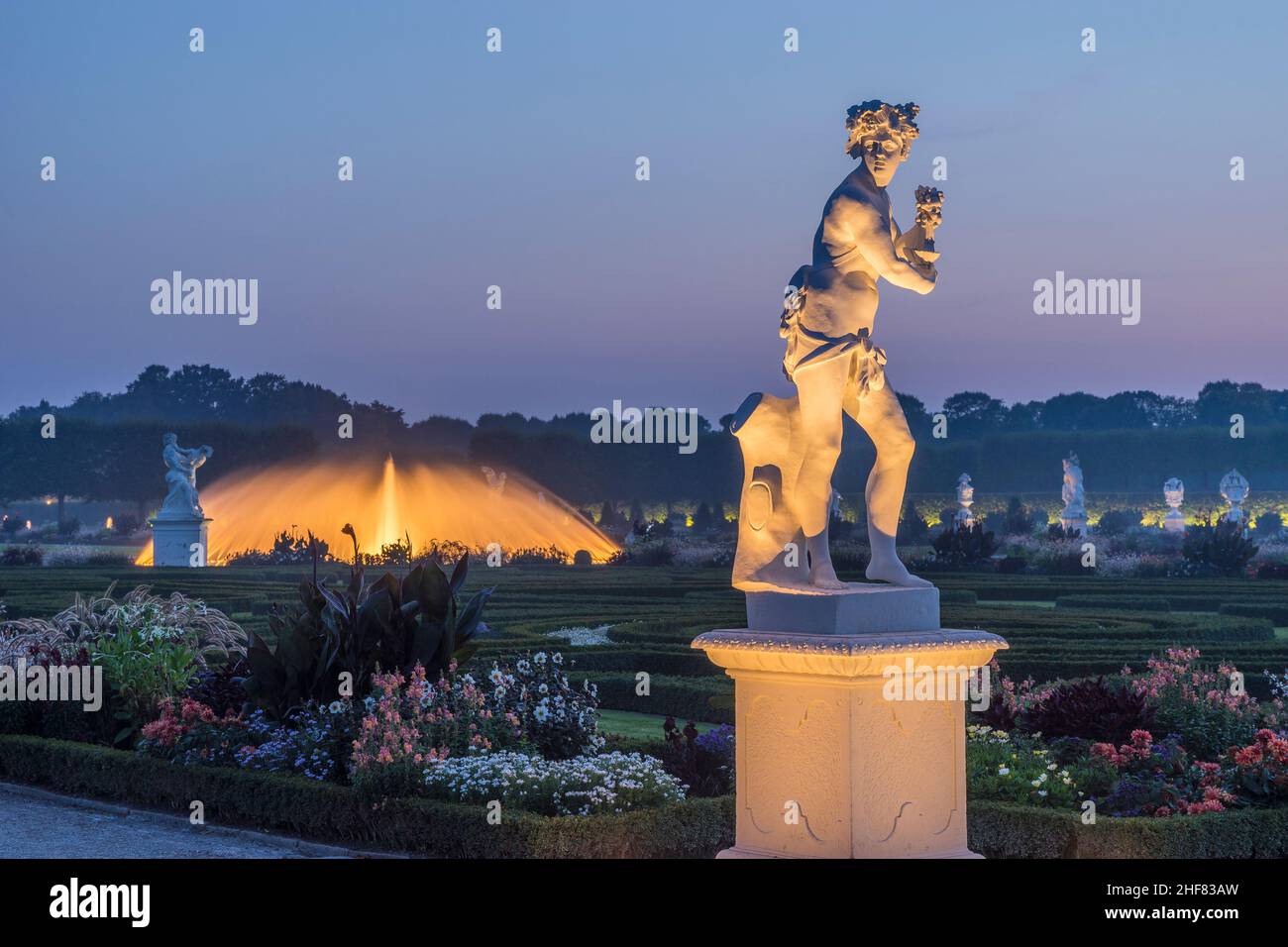 Allemagne, Basse-Saxe, Hanovre, sculpture Bacchus / automne des jardins de Herrenhausen dans la soirée Banque D'Images