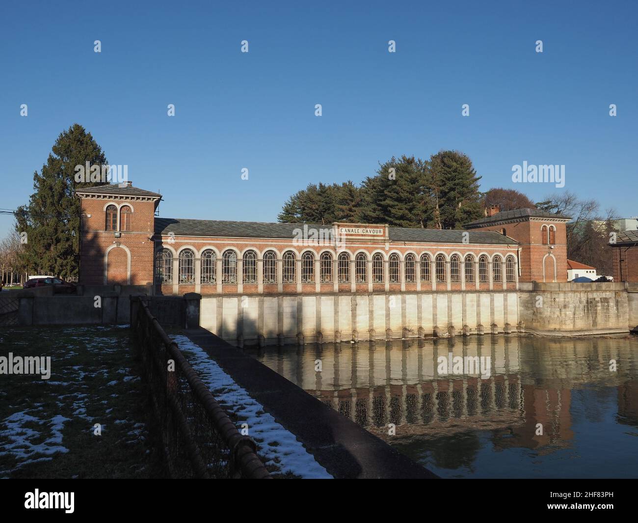 Bâtiment à l'ouverture de la voie navigable artificielle Canale Cavour, construite vers 1866 à Chivasso, en Italie Banque D'Images