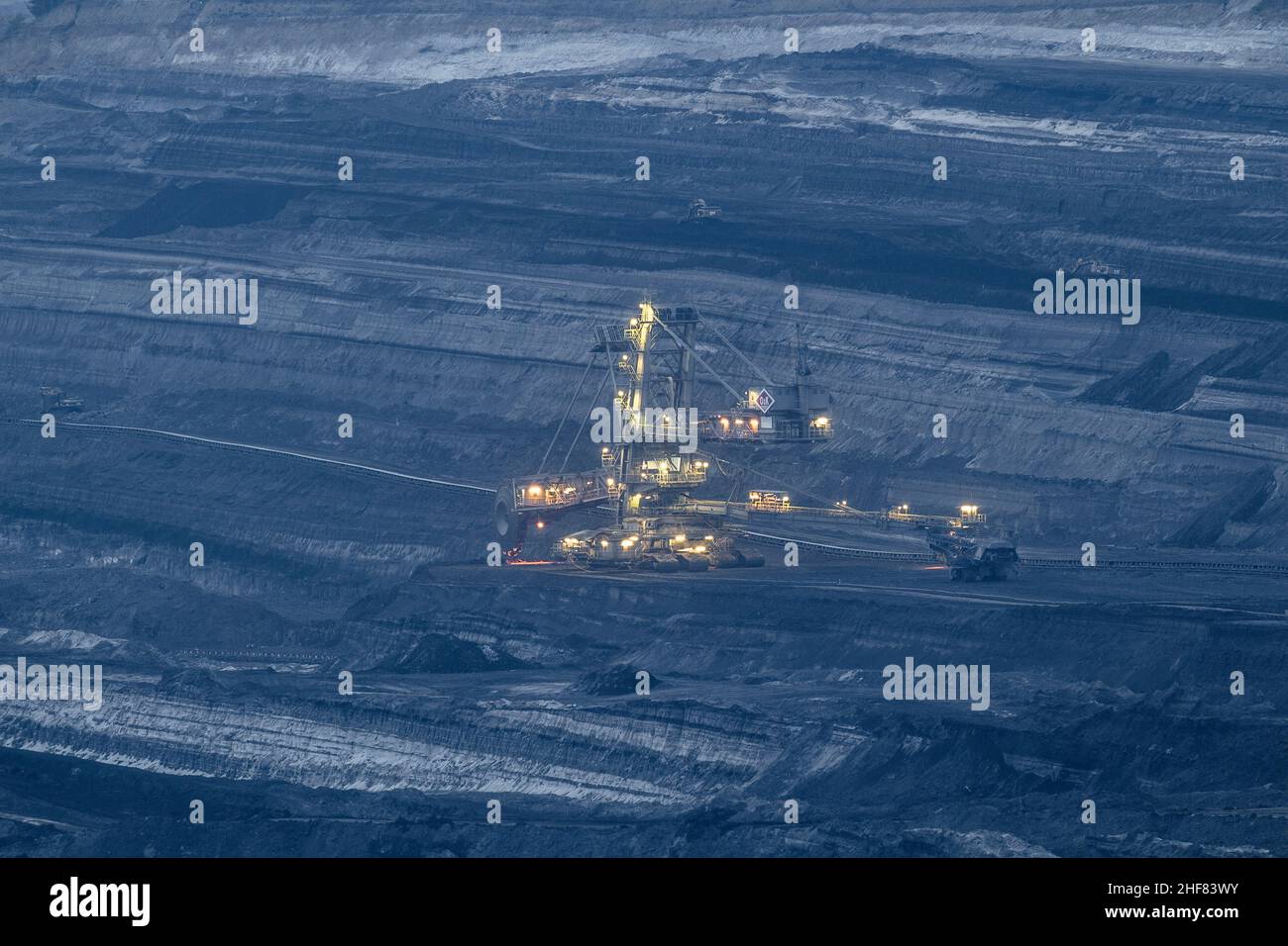 Allemagne, Basse-Saxe, Schöningen, pelle hydraulique sur pneus à godets dans l'ancienne mine de lignite à ciel ouvert de Schöningen Banque D'Images