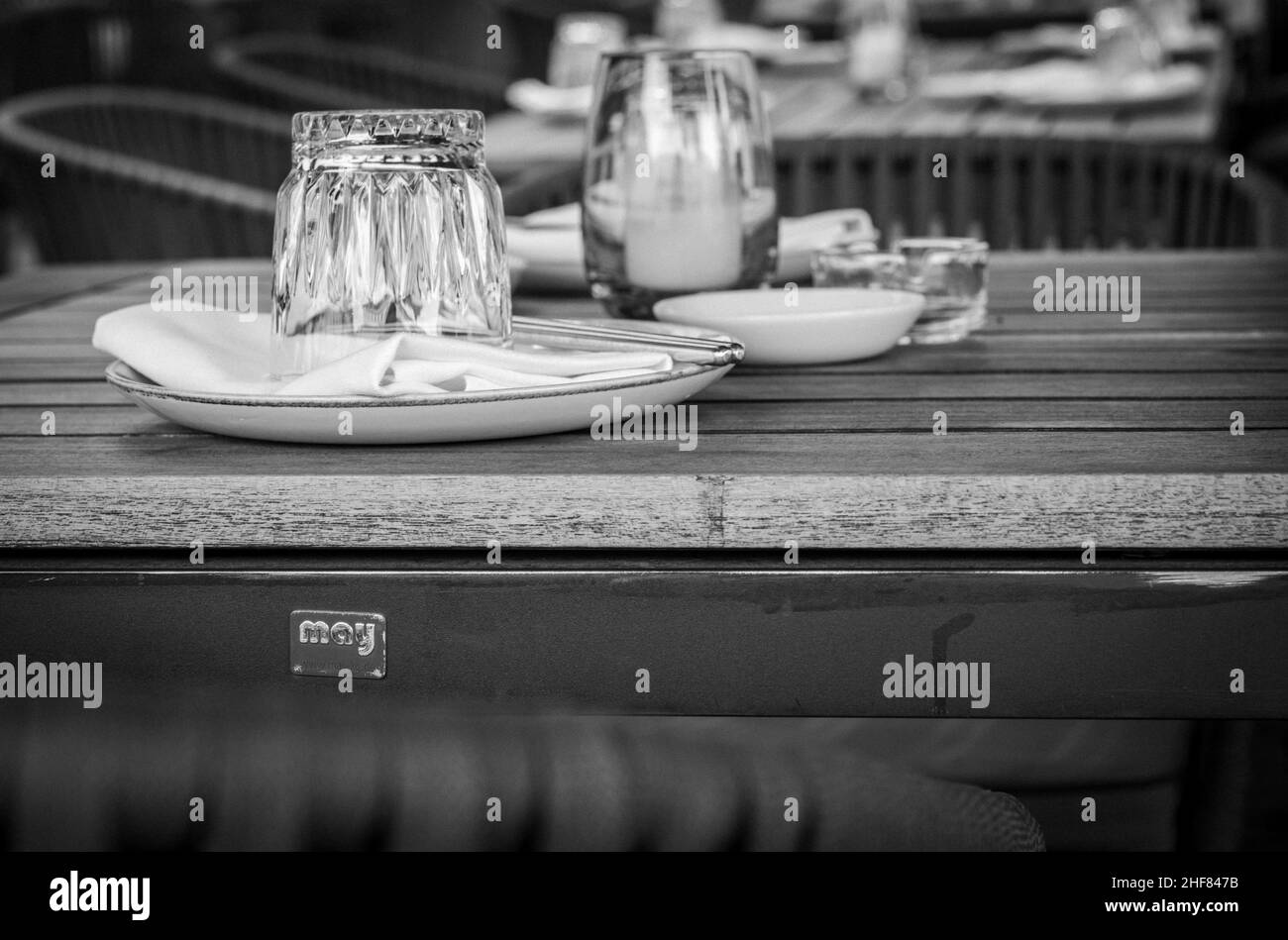 installer la table, la plaque et le verre Banque D'Images